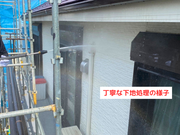 丁寧な下地処理の様子　高圧洗浄実施 (下処理)